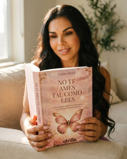 Lupita Orejel con el libro No te ames tal como eres