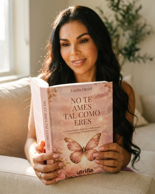 Lupita Orejel con el libro No te ames tal como eres